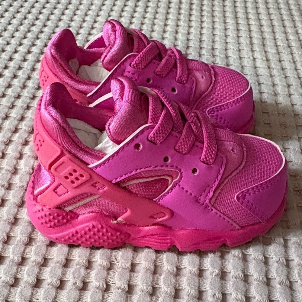 Infant Nike Huaraches Bright Pink Size  4C Like New!